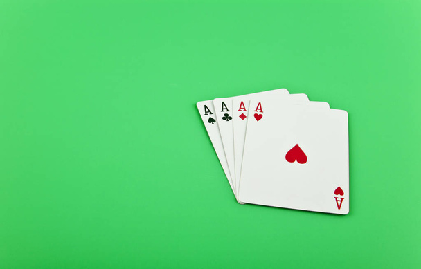 Игральные карты на зеленом фоне
 - Фото, изображение