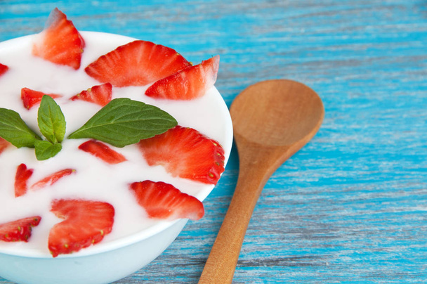 Valkoinen kulho jogurtti
 - Valokuva, kuva