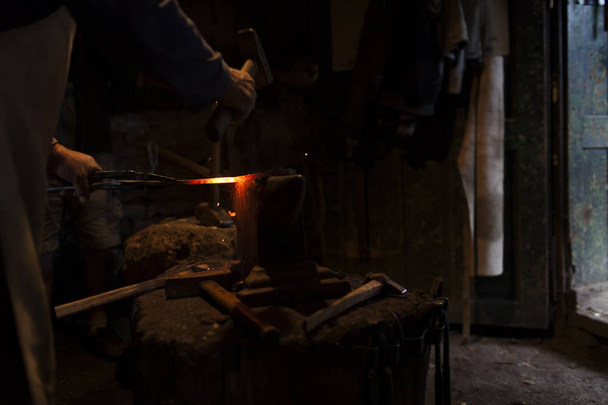 Blacksmith műhelyében kovácsolás - Fotó, kép