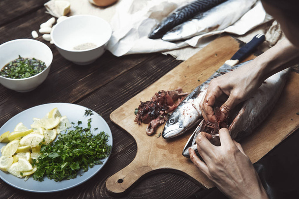 Hands of the Woman preparing mackerel - Фото, зображення