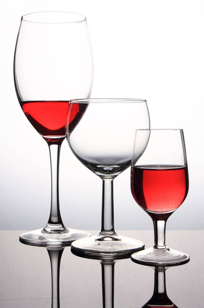 Vasos con vino aislado sobre fondo blanco
 - Foto, Imagen