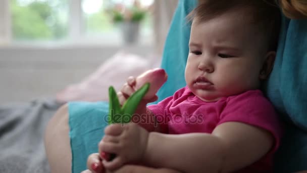 neugierige Baby Mädchen riecht Tulpenblume - Filmmaterial, Video