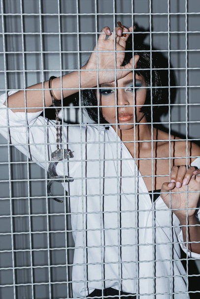 Žena v košili za mříže - Fotografie, Obrázek