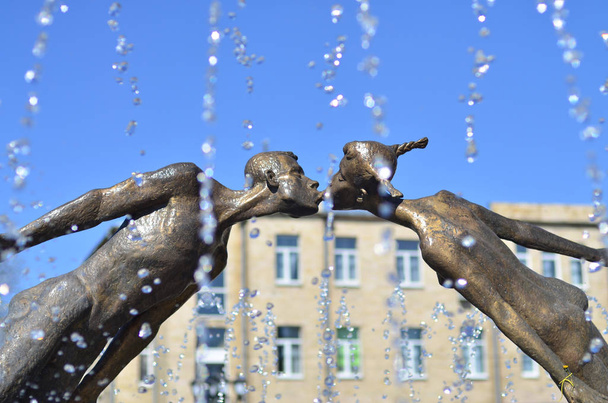 Monument aux amants à Kharkov, Ukraine - est une arche formée par les figures volantes et fragiles d'un jeune homme et d'une fille, fusionnés dans un baiser
 - Photo, image