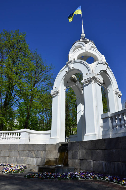 Flux miroir (ou flux de verre) - le premier symbole de la ville de Kharkov, est un pavillon et une fontaine au cœur de la ville
 - Photo, image