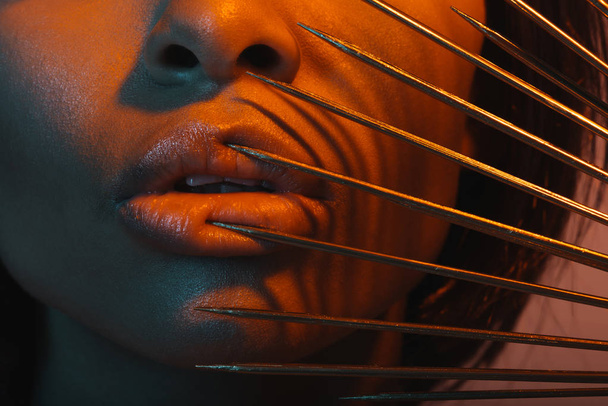 femme afro-américaine avec des aiguilles dangereuses
 - Photo, image