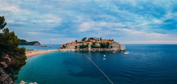 Wyspa Sveti Stefan w Czarnogórze. Panoramy - Zdjęcie, obraz