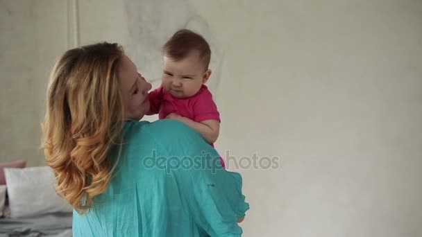 Loving mom kissing cute baby girls nose - Filmagem, Vídeo