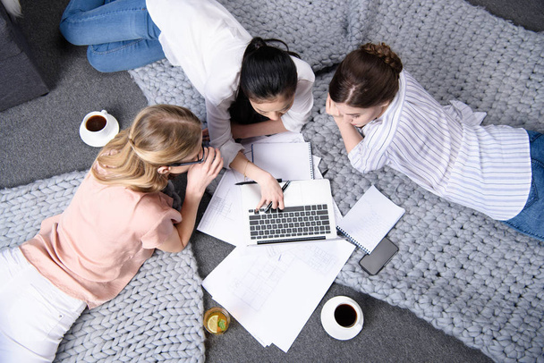 businesswomen using laptop together - Foto, imagen