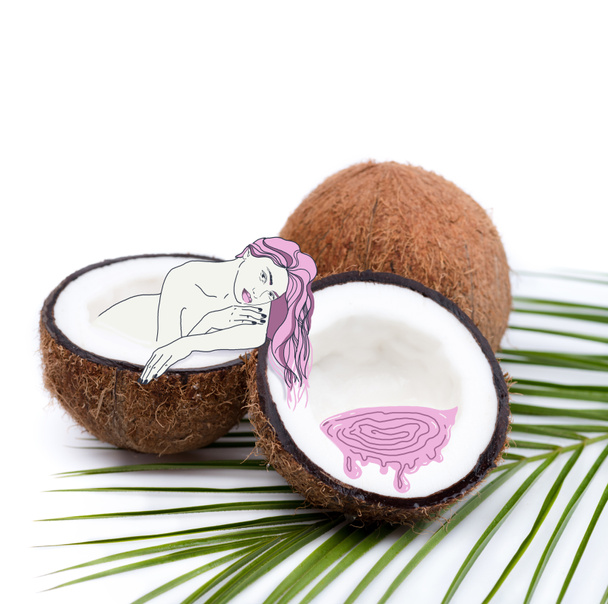 vrouw badend in kokosnoot helft - Foto, afbeelding