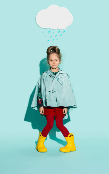 Petite fille posant dans le style de mode portant des vêtements d'automne
. - Photo, image
