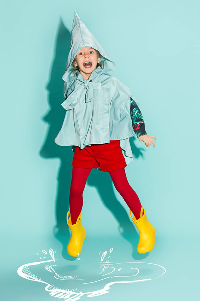 Little girl posing in fashion style wearing autumn clothing. - Foto, afbeelding