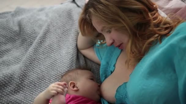 Close-up moeder borstvoeding haar schattig kind - Video