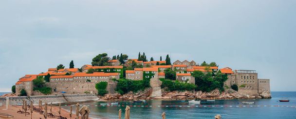 Isla de Sveti Stefan en Montenegro. Tiro panorámico
 - Foto, Imagen