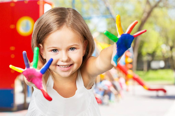 Kislány a színes festett kézzel - Fotó, kép