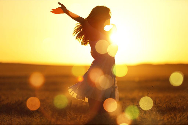 Nainen auringonlaskun valossa
 - Valokuva, kuva