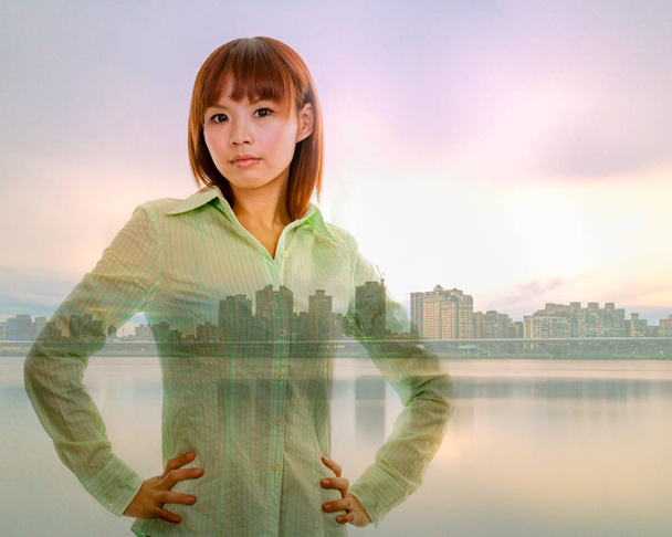 Asiatique femme d'affaires paysage urbain double exposition
 - Photo, image