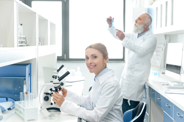 Naukowcy w białych płaszczach w laboratorium - Zdjęcie, obraz