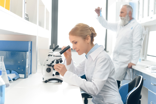 científicos con batas blancas en el laboratorio
 - Foto, Imagen