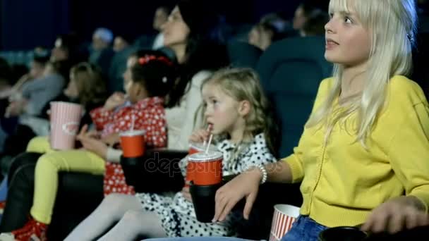 Bella ragazza con i suoi amici emotivamente guardando film al cinema
. - Filmati, video