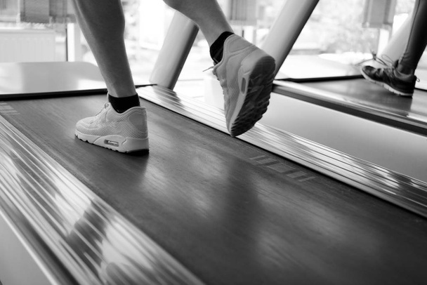 sportsman exercise jogging on treadmill - Foto, immagini