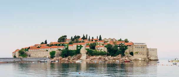 Νησί του Sveti Stefan. Πανοραμικό στιγμιότυπο - Φωτογραφία, εικόνα