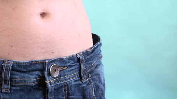 Απώλεια βάρους μετά από δίαιτα, slim, καύση λίπους και επίπεδη στη μέση γυναίκα - Πλάνα, βίντεο