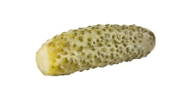 ingemaakte komkommer geïsoleerd op een witte achtergrond closeup - Foto, afbeelding
