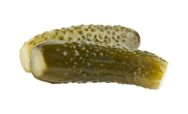 ingemaakte komkommer geïsoleerd op een witte achtergrond closeup - Foto, afbeelding