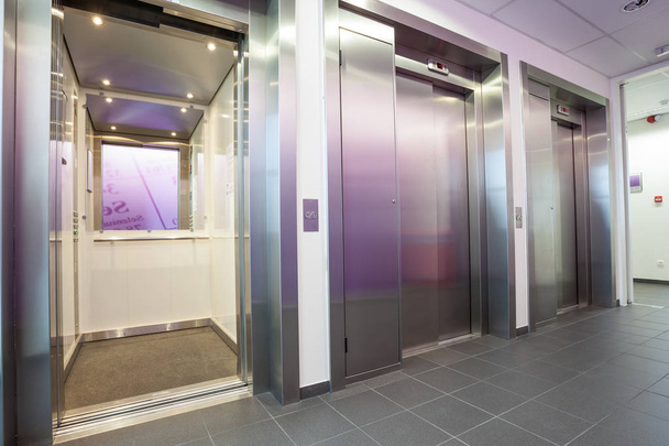 Asansör koridorda kapatın - Fotoğraf, Görsel