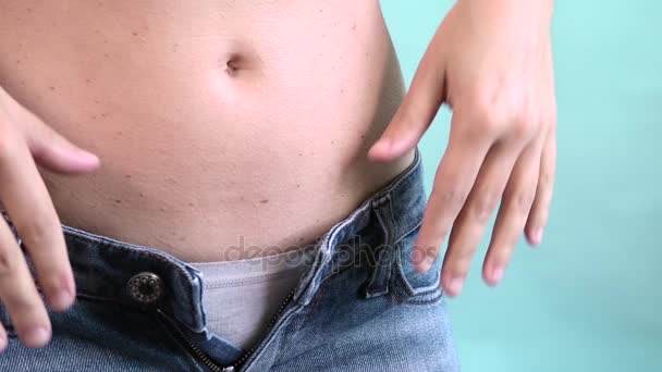 Close up de menina com barriga gorda incapaz de fechar calças pequenas
 - Filmagem, Vídeo
