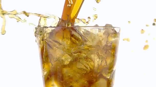 Cola in te gieten in een glas met de ijsblokjes. - Video
