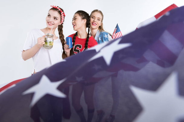 Jeunes femmes avec drapeau américain
 - Photo, image