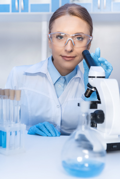 scientist using microscope in lab - Foto, imagen