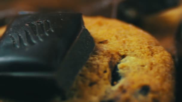 Chip çikolata kek kurabiye ve süt ve çikolata parçaları - Video, Çekim