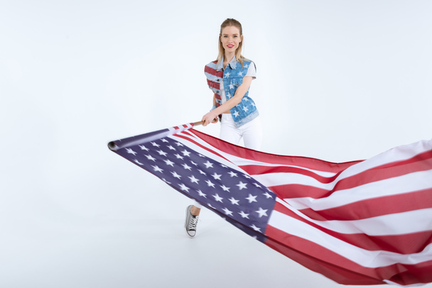 ευτυχισμένος κορίτσι κυματίζει σημαία ΗΠΑ - Φωτογραφία, εικόνα