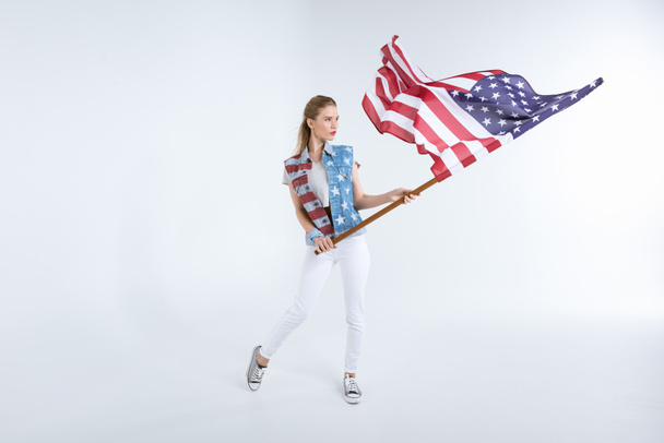 νεαρή γυναίκα κυματίζει σημαία ΗΠΑ - Φωτογραφία, εικόνα