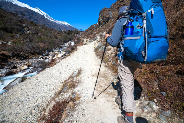 Trekker approaching Renjo La pass on a way to Everest Base camp - Foto, afbeelding