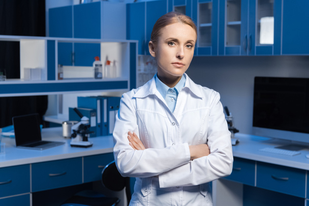scientifique en blouse de laboratoire avec les bras croisés
 - Photo, image