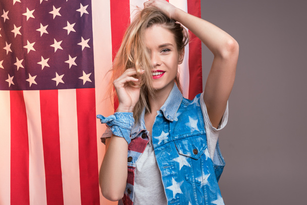 ABD bayrağı önünde poz kadın - Fotoğraf, Görsel