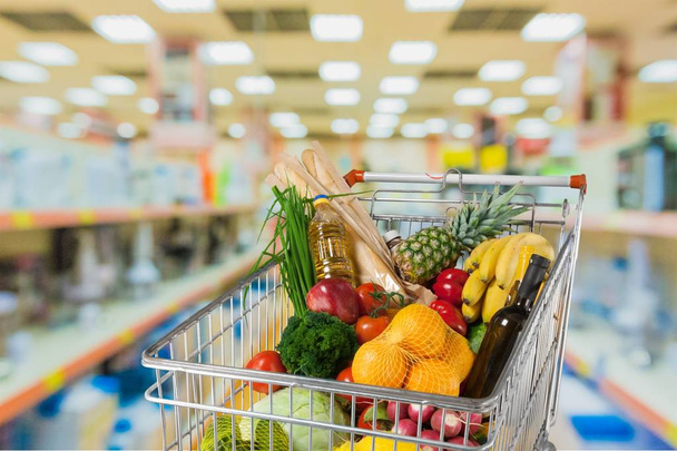 shopping basket with variety of grocery products - Zdjęcie, obraz