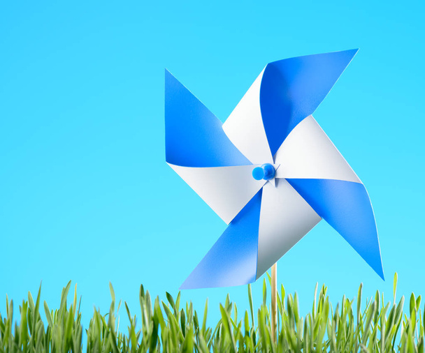 Windmühlenspielzeug auf grünem Gras gegen den Himmel - Foto, Bild
