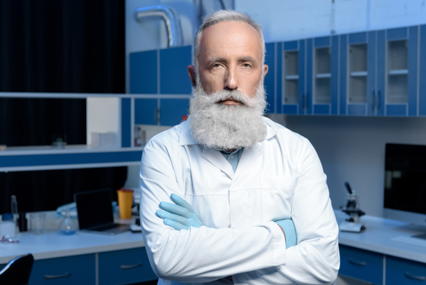 cientista de cabelos grisalhos grave em uniforme
 - Foto, Imagem