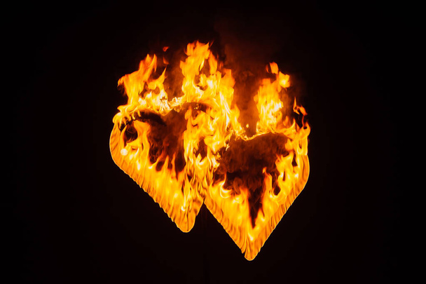Flame-burning silhouettes of the heart. - Φωτογραφία, εικόνα