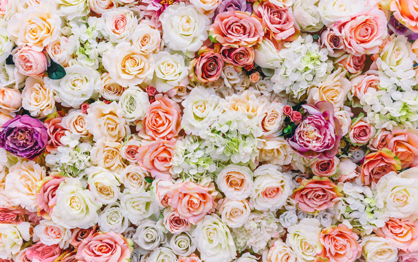 Λουλούδια τοίχος φόντο με καταπληκτικά κόκκινα και λευκά τριαντάφυλλα, διακόσμηση γάμου, χειροποίητα. Τόνωση - Φωτογραφία, εικόνα