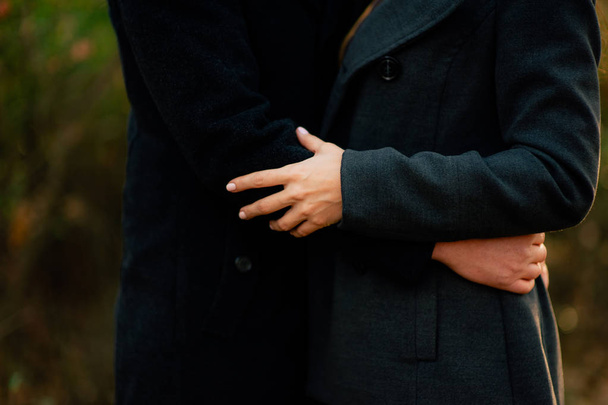 Recién casados se abrazan en Montenegro
 - Foto, Imagen