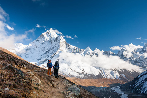 Trekkers approaching Amadablan mount in Khumbu valley on a way - Foto, afbeelding