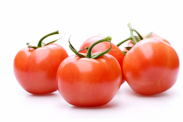 Concept d'assaisonnement. Tomates, chemin de coupe isolé sur blanc
 - Photo, image