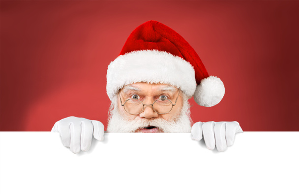Santa Claus sostiene un cartel en blanco
 - Foto, Imagen