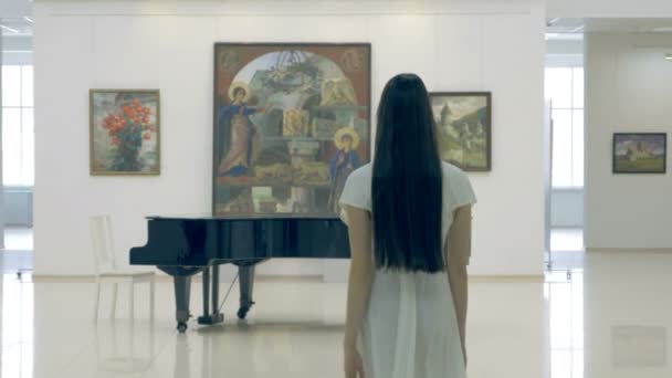 Παραγνωρισμένη κορίτσι μουσικός έρχονται στο πιάνο. 4k. - Πλάνα, βίντεο